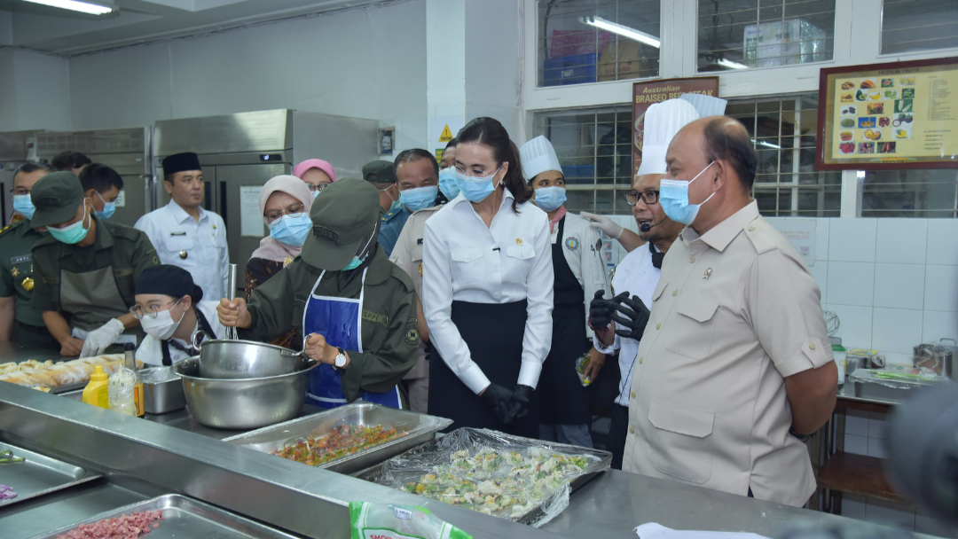 BGN Kota Solok dan Menpar Tinjau Praktik Siswa SPPI Batch-3 di Dapur NHI