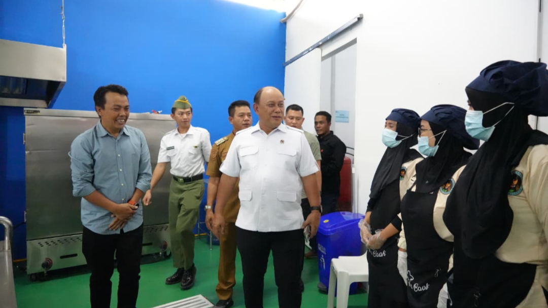 Dorong Ekonomi Rakyat melalui MBG, Kepala BGN Kota Solok Pantau SPPG di Bandung